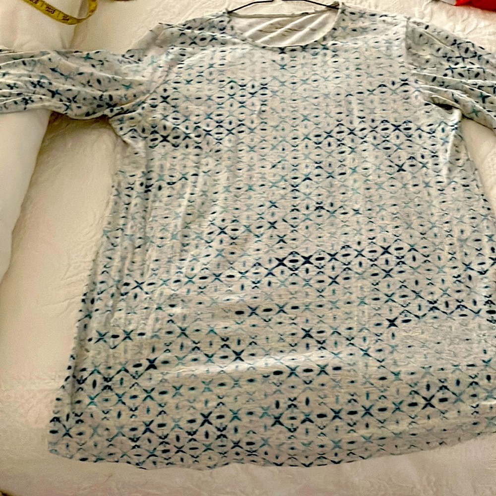 Casual cotton top worn with leggings